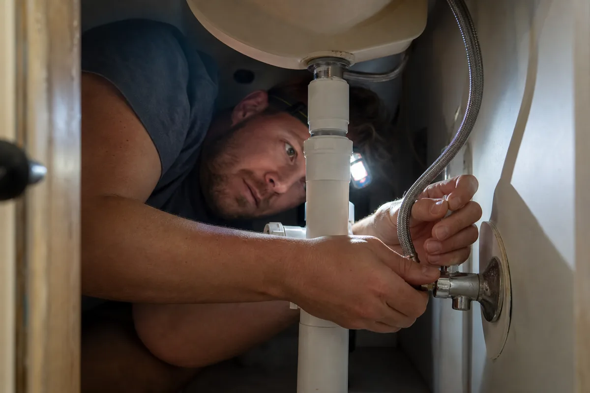 Connecting a flexible supply line under a bathroom sink